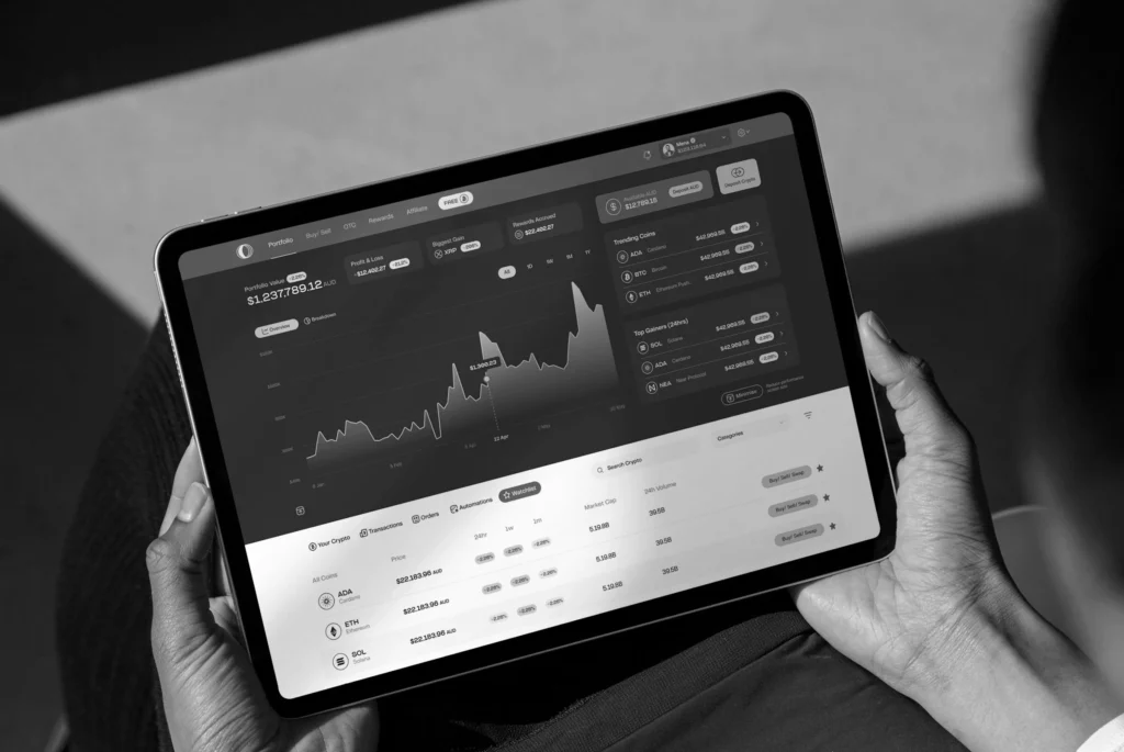 Pessoa segurando relatório financeiro com gráficos coloridos